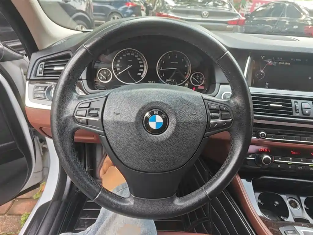 BMW 5 Series 2016 — фото 11