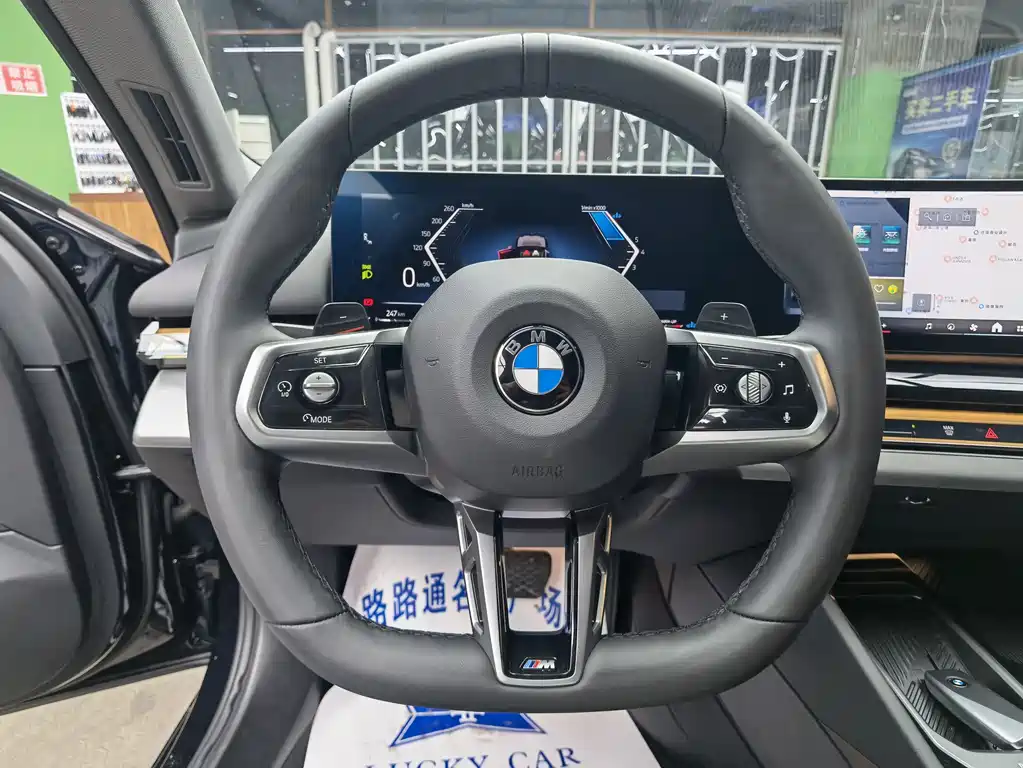 BMW 5 Series 2025 — фото 10