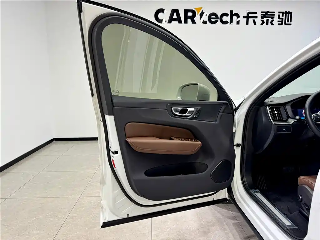 Volvo XC60 2025 — фото 17