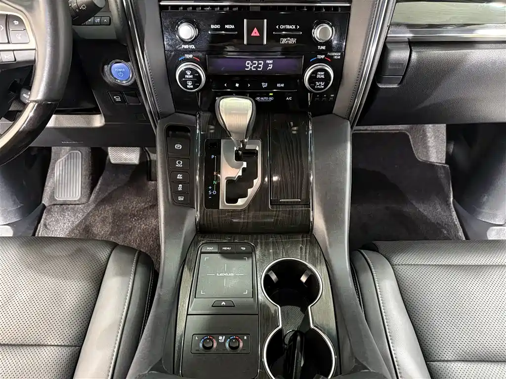 Lexus LM 2020 — фото 12