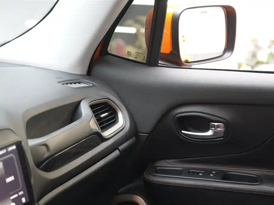 Jeep Renegade 2018 — фото 13