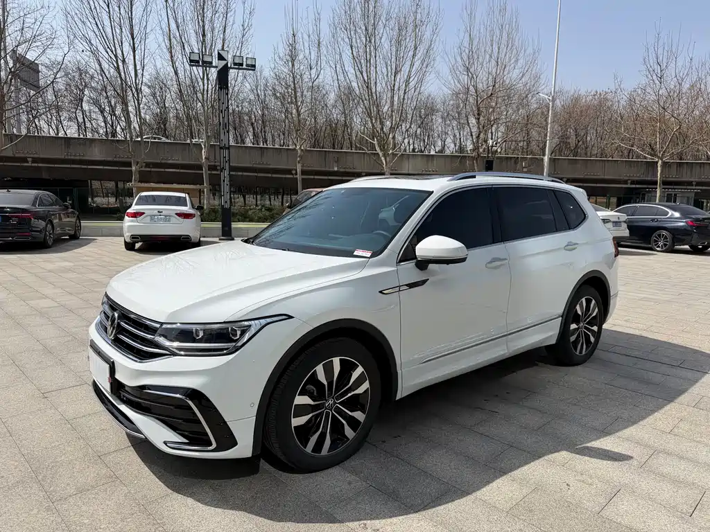 Volkswagen Tiguan L 2023 — фото 1