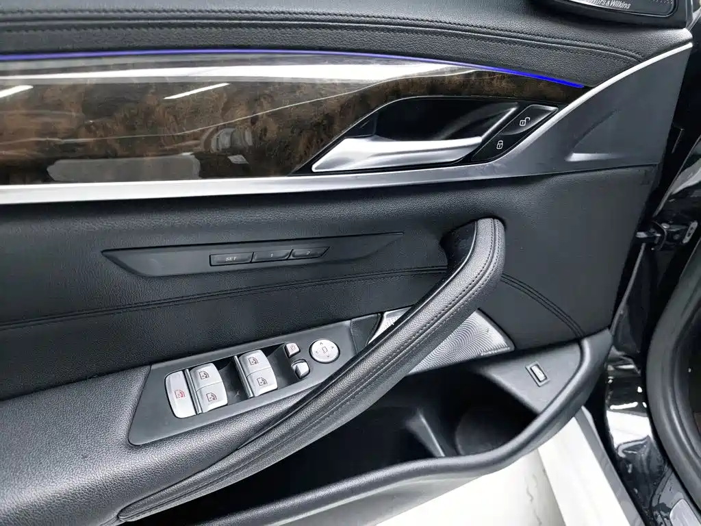 BMW 5 Series 2018 — фото 18