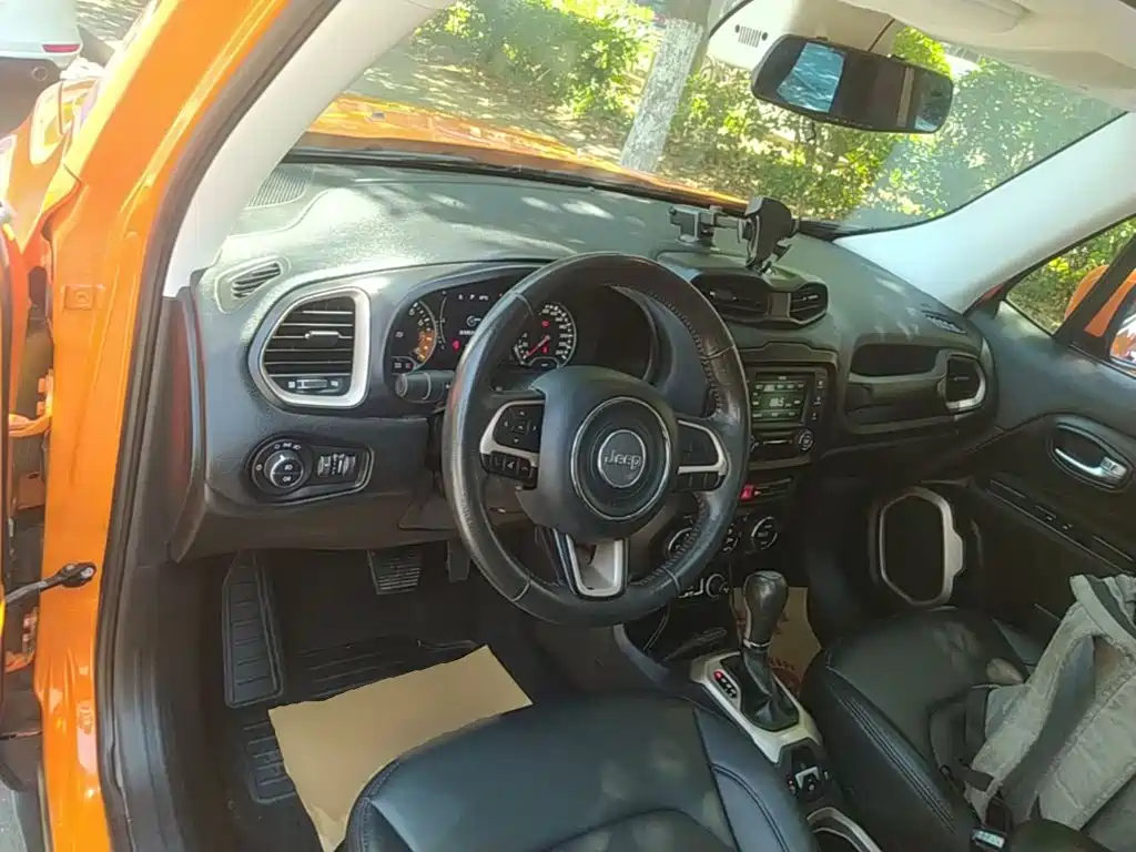 Jeep Renegade 2017 — фото 10