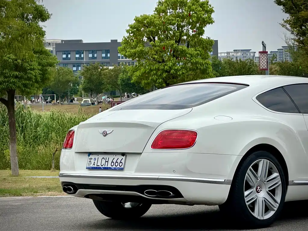 Bentley Continental 2017 — фото 17