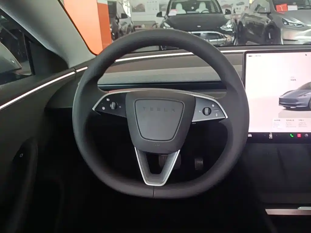 Tesla Model 3 2025 — фото 11