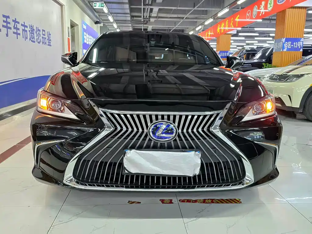 Lexus ES 2018 — фото 1