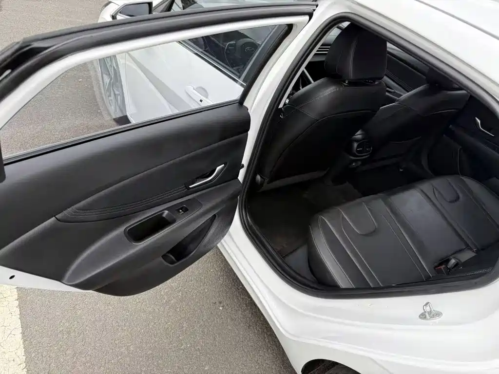 Hyundai Elantra 2023 — фото 8
