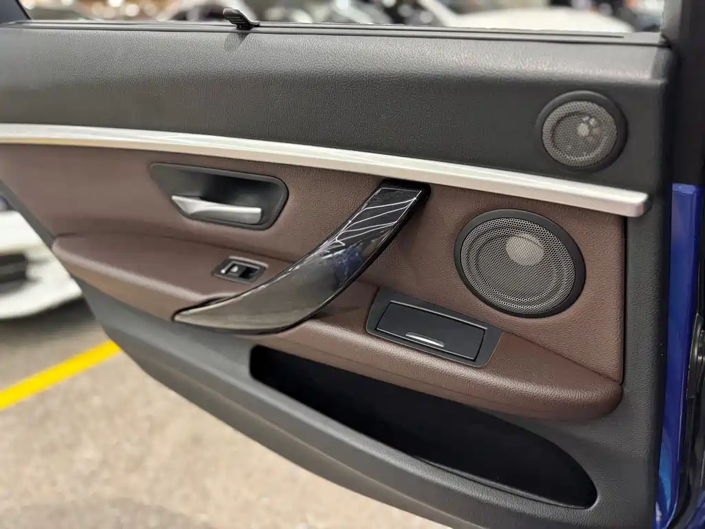 BMW 3 Series 2018 — фото 27