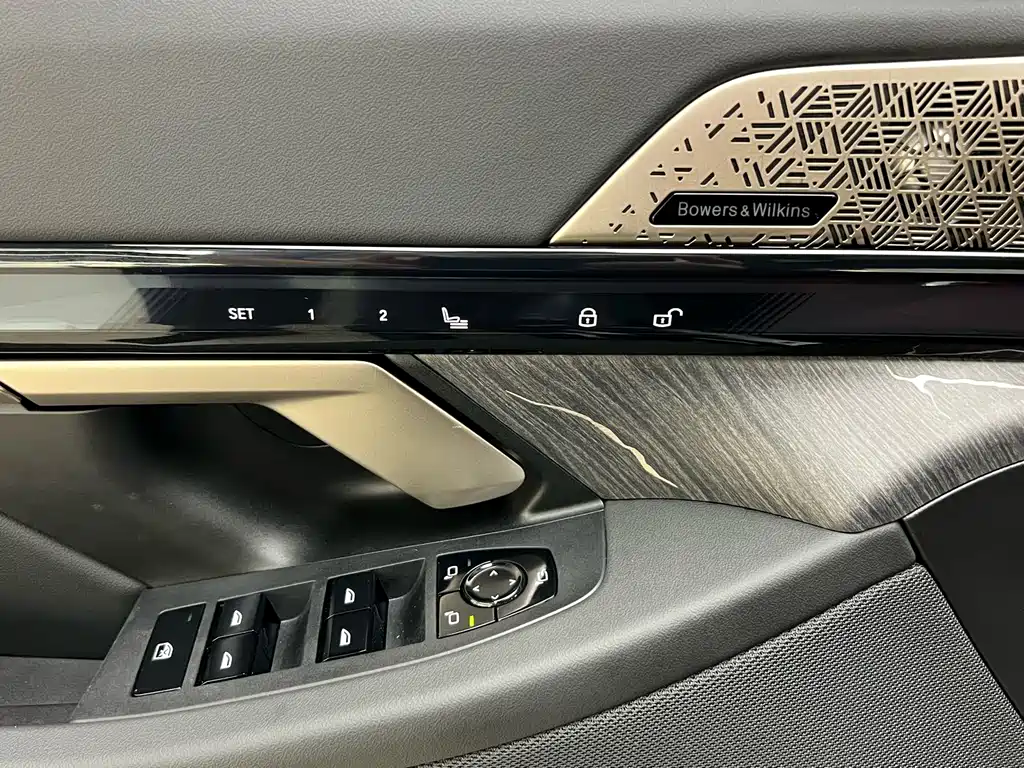 BMW 5 Series 2025 — фото 20