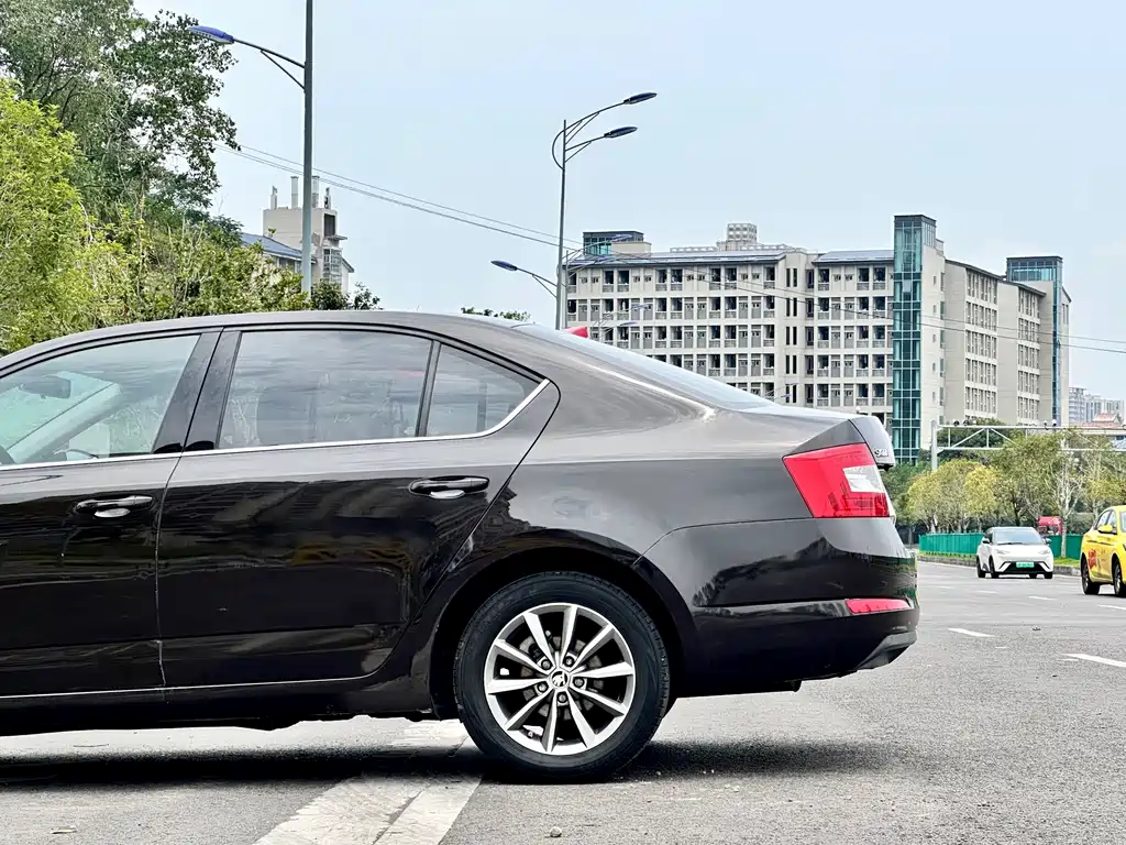 Skoda Octavia 2017 — фото 9