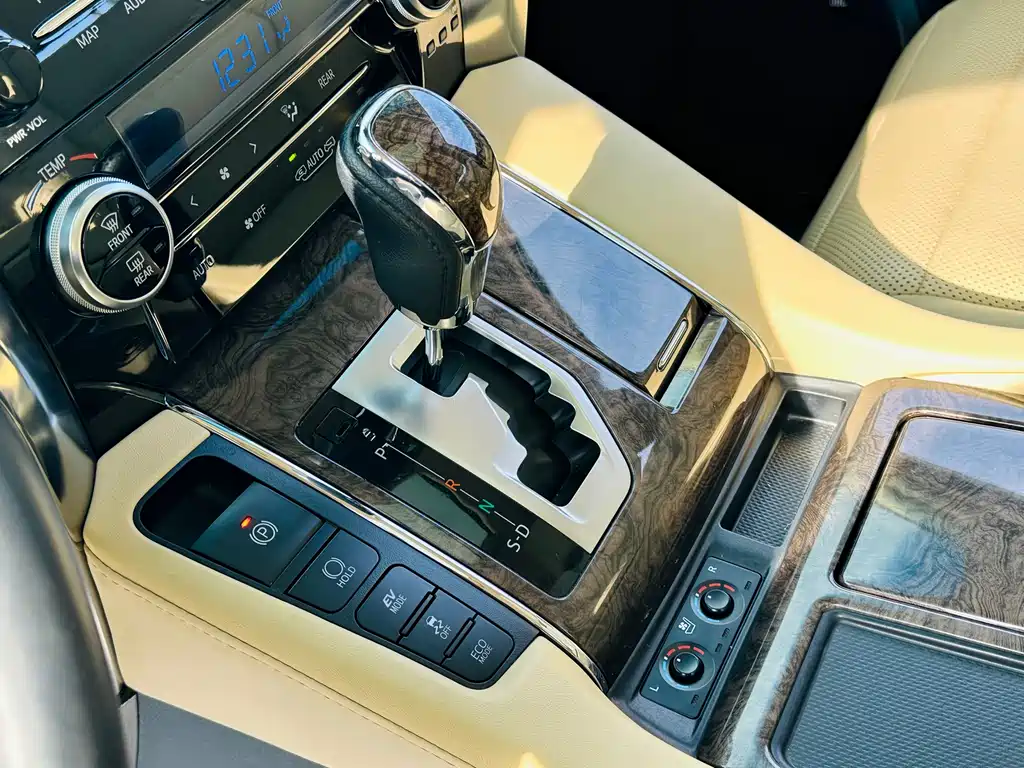 Toyota Alphard 2023 — фото 18