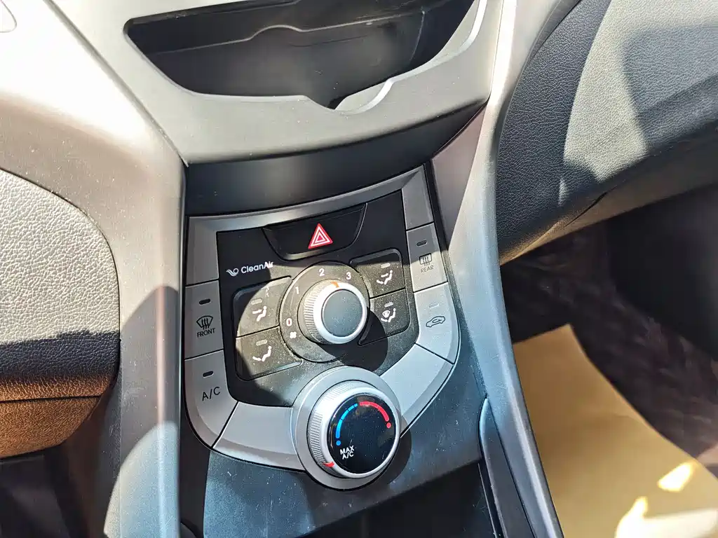 Hyundai Elantra 2016 — фото 21