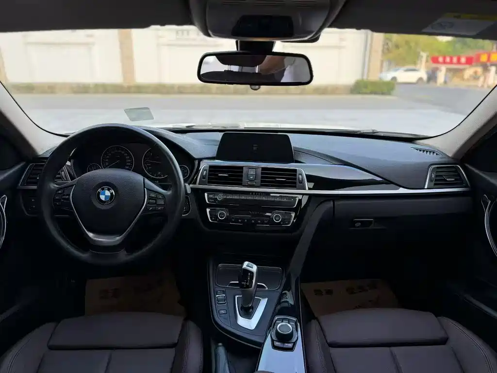 BMW 3 Series 2018 — фото 5