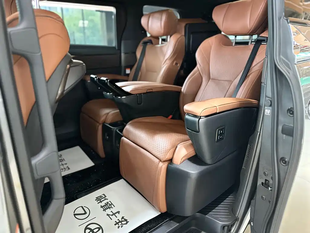 Toyota Alphard 2023 — фото 14