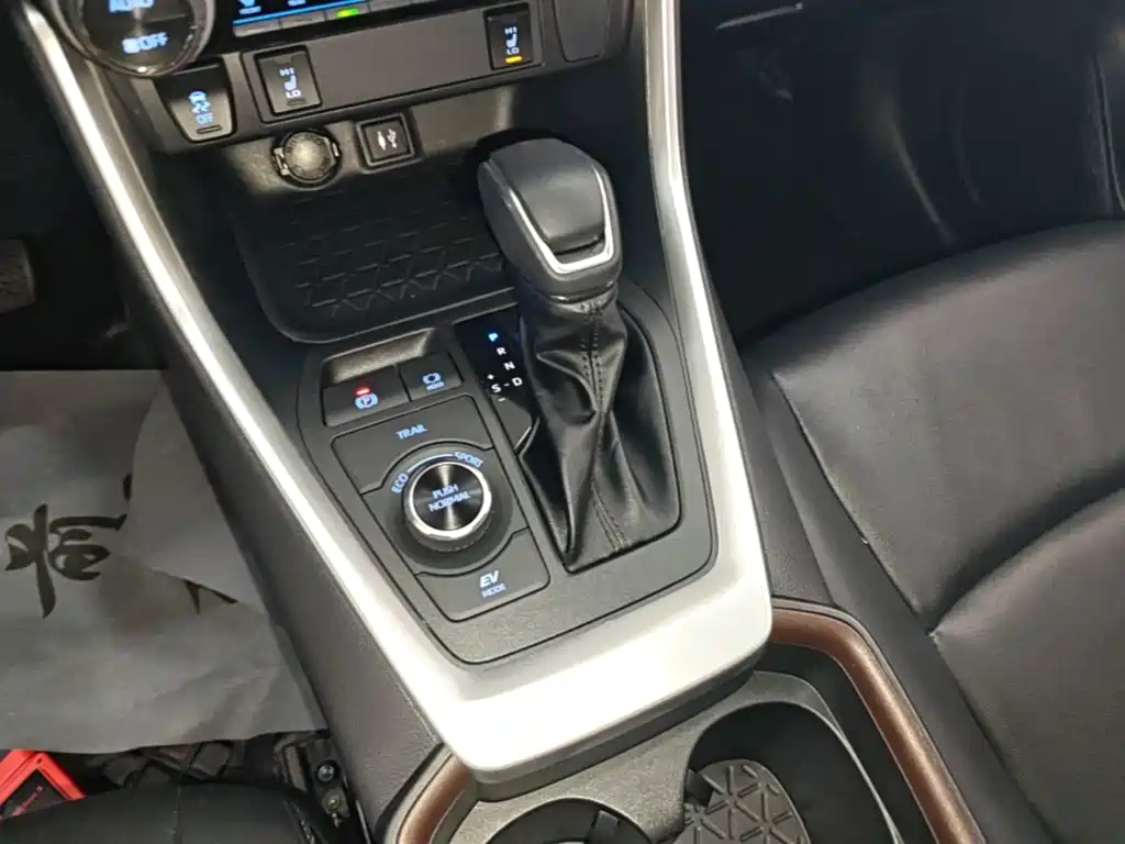 Toyota RAV4 2023 — фото 14