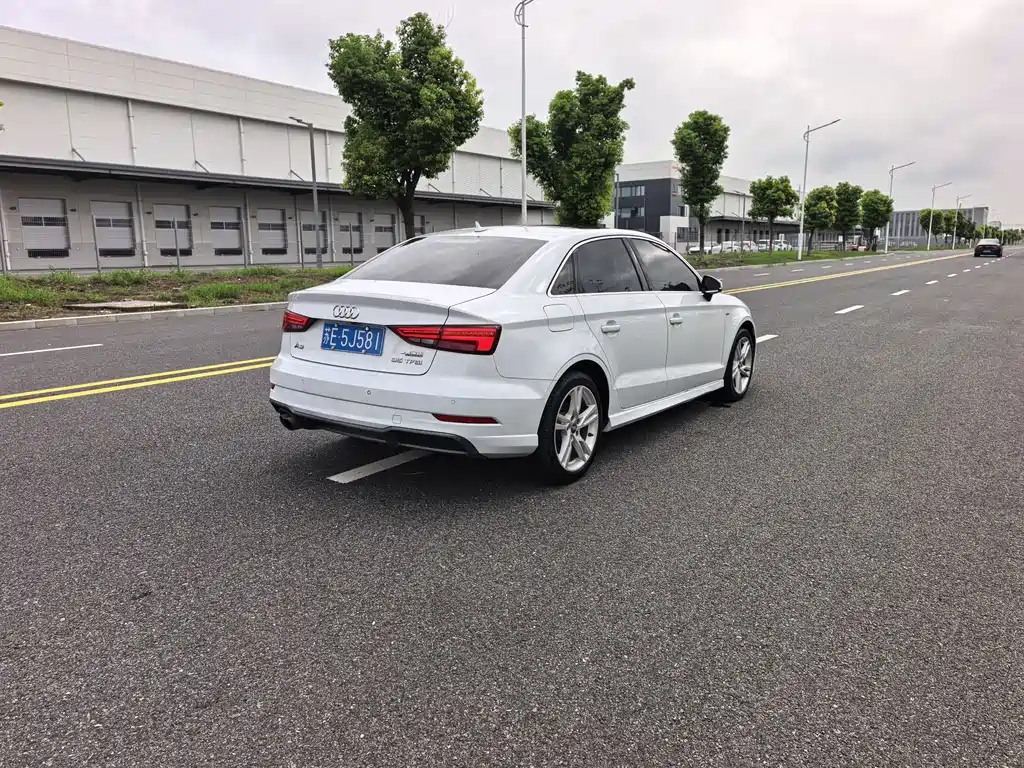 Audi A3 2018 — фото 11