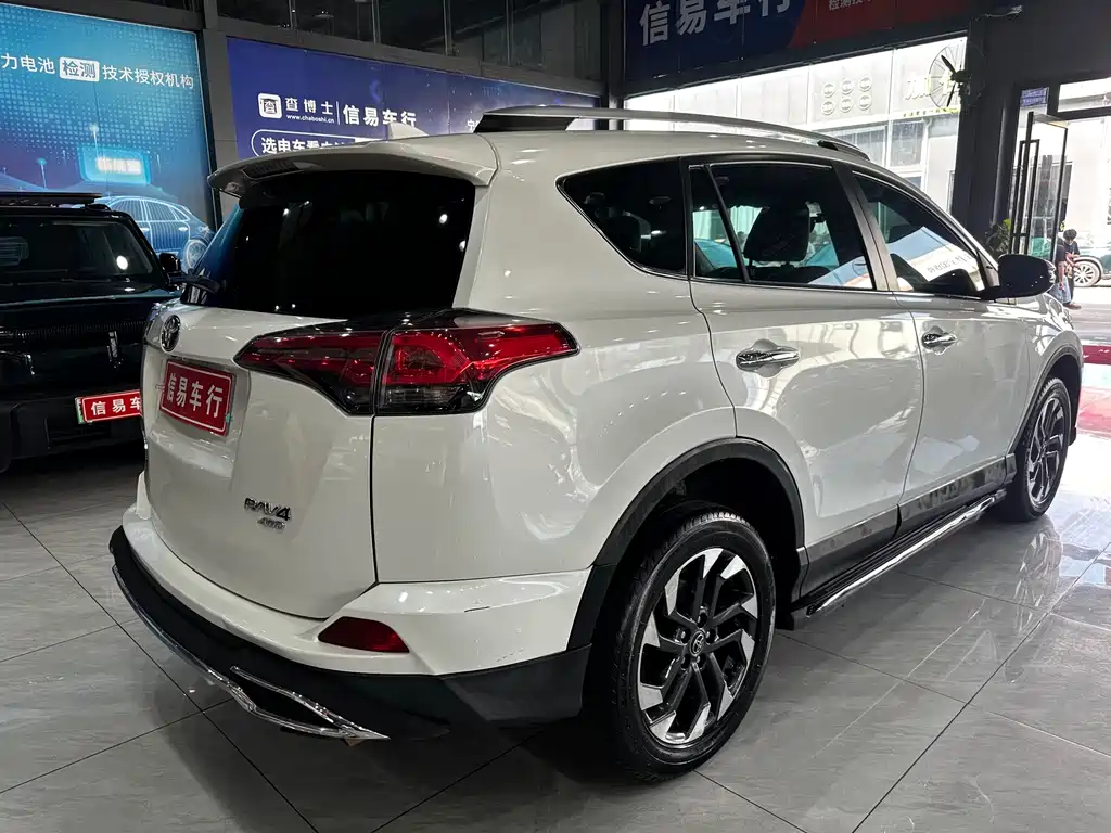 Toyota RAV4 2017 — фото 16