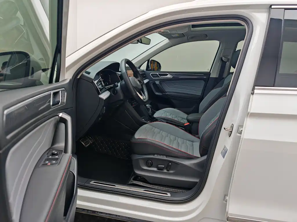 Volkswagen Tiguan L 2023 — фото 14