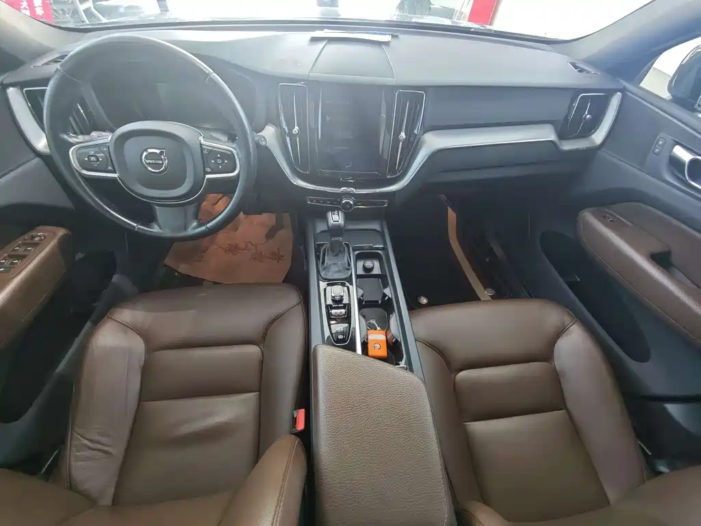 Volvo XC60 2021 — фото 10