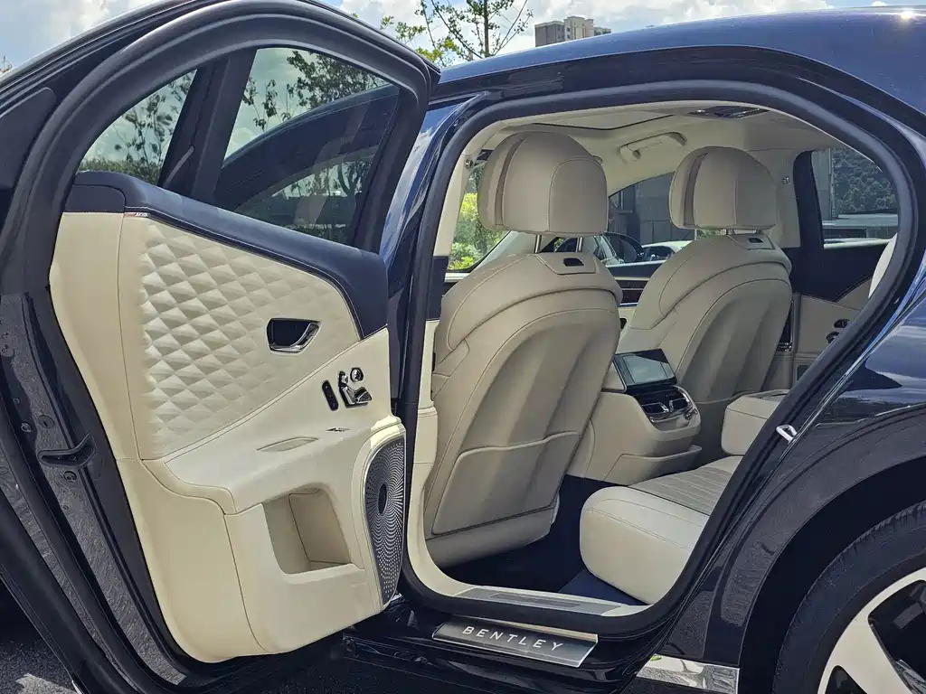 Bentley Flying Spur 2024 — фото 16