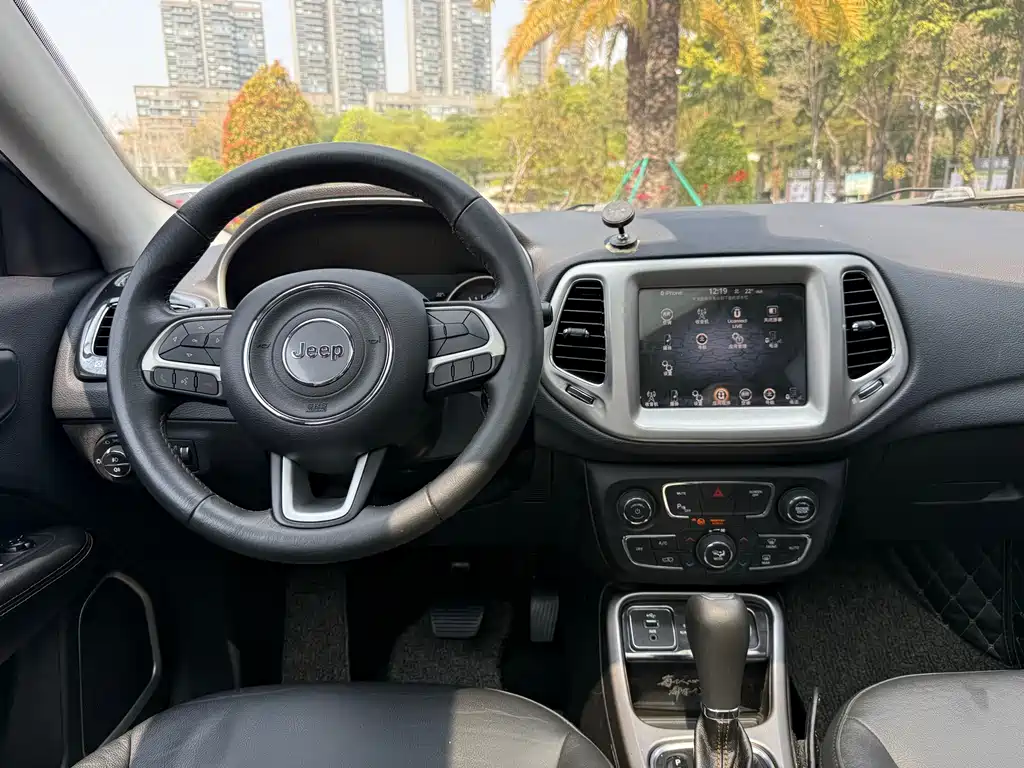 Jeep Compass 2017 — фото 10
