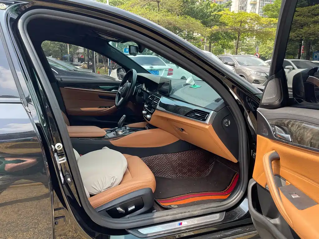 BMW 5 Series 2018 — фото 10