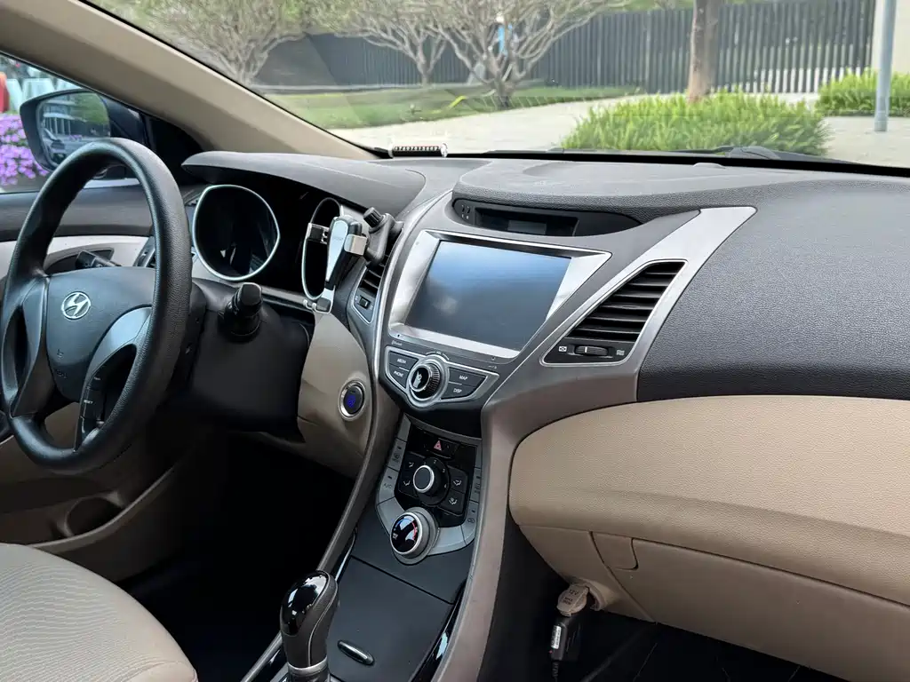 Hyundai Elantra 2016 — фото 12
