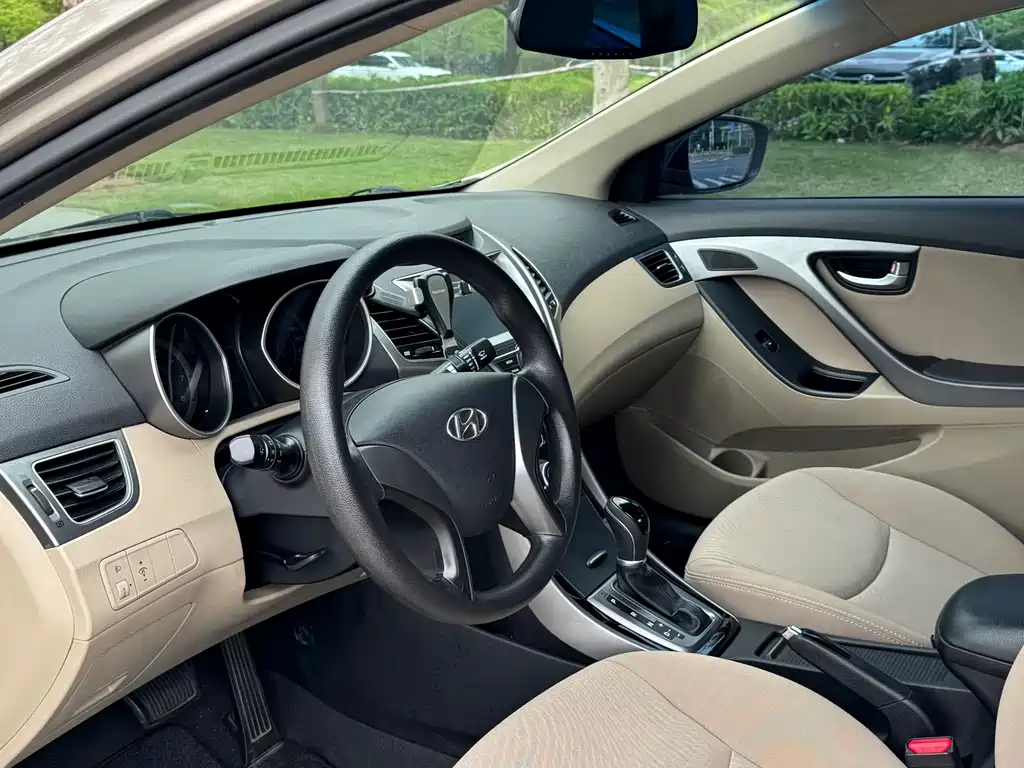 Hyundai Elantra 2016 — фото 15