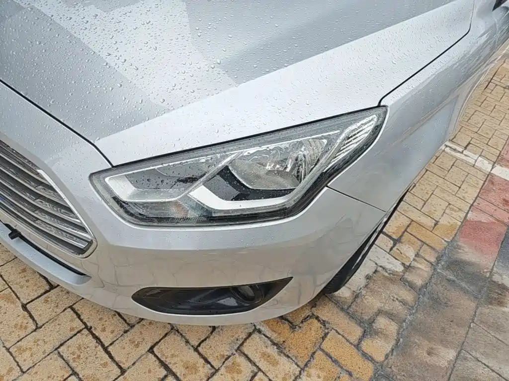 Ford Escort 2015 — фото 18