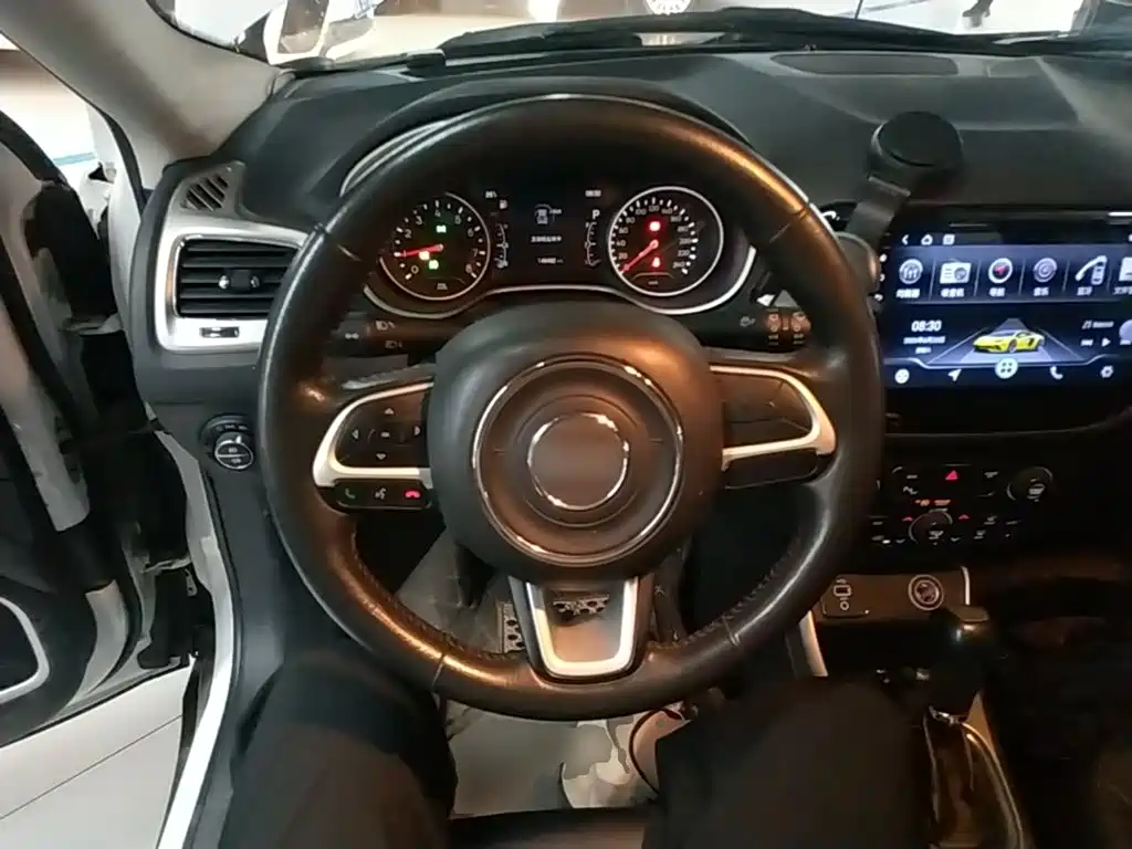 Jeep Compass 2017 — фото 11