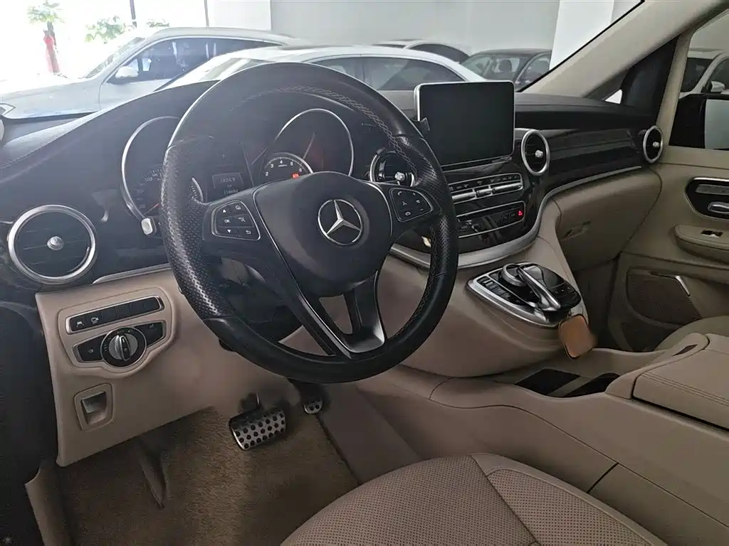 Mercedes-Benz V-Class 2018 — фото 16