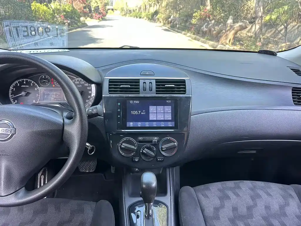 Nissan Tiida 2015 — фото 12