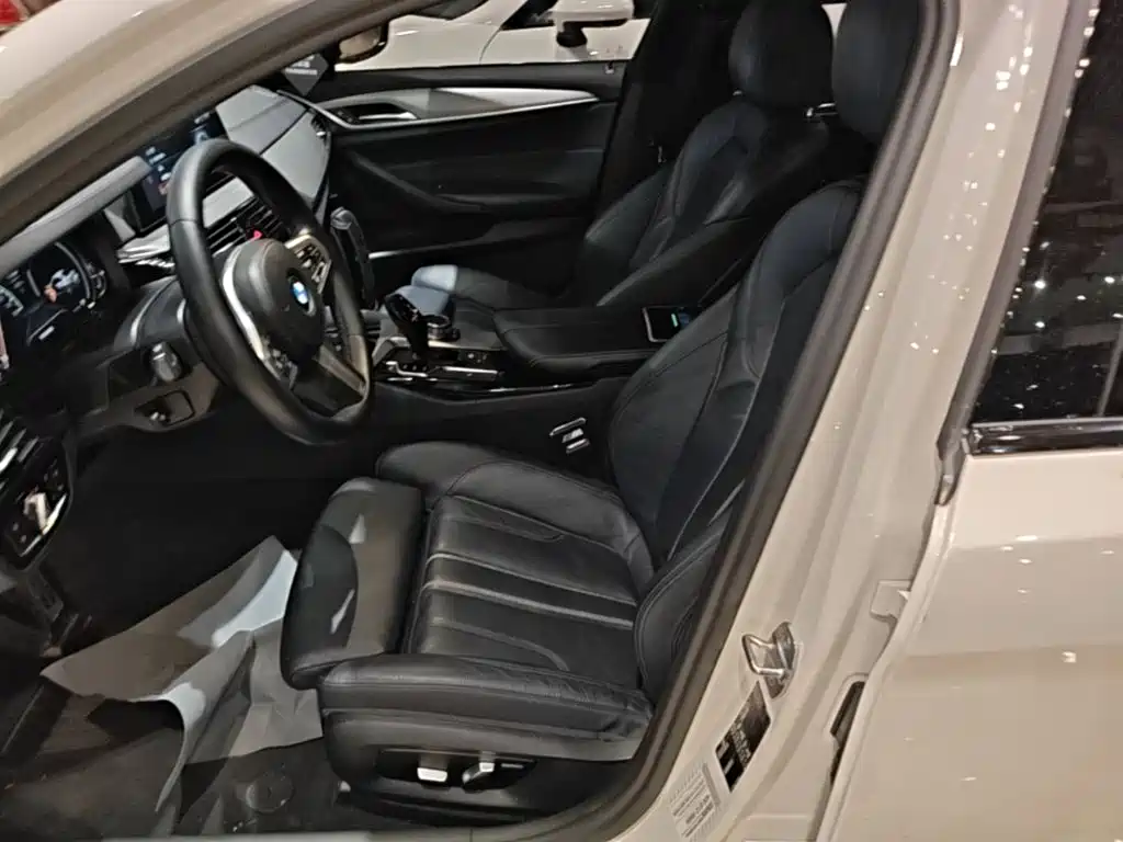 BMW 5 Series 2018 — фото 15