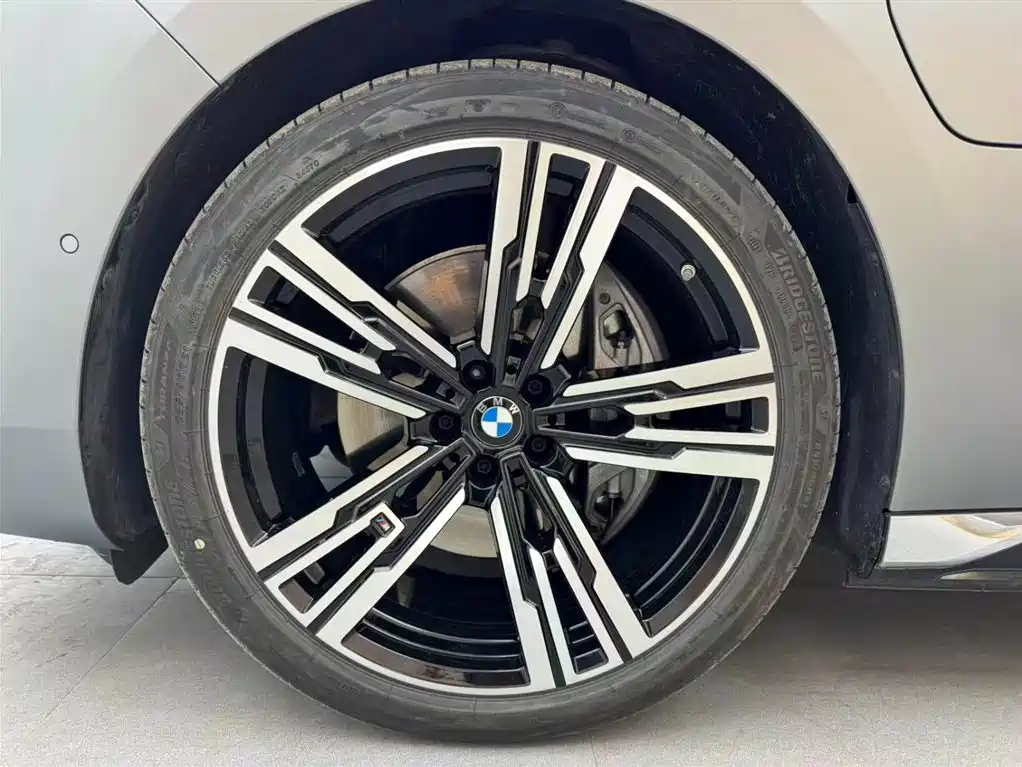 BMW i7 2025 — фото 18