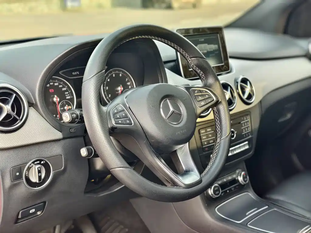 Mercedes-Benz B-Class 2017 — фото 21