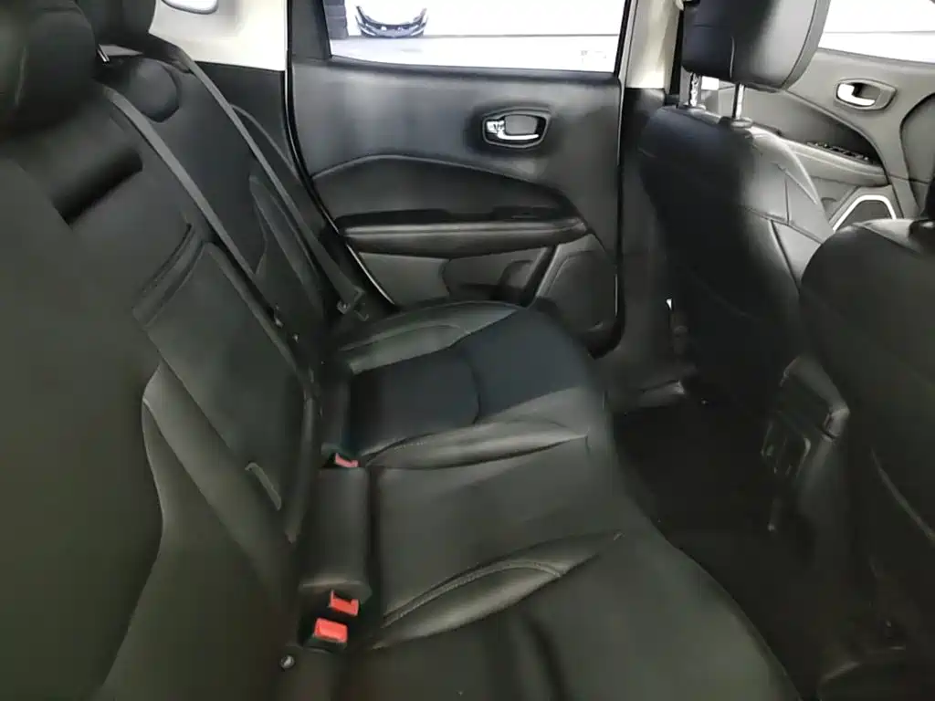 Jeep Compass 2018 — фото 17