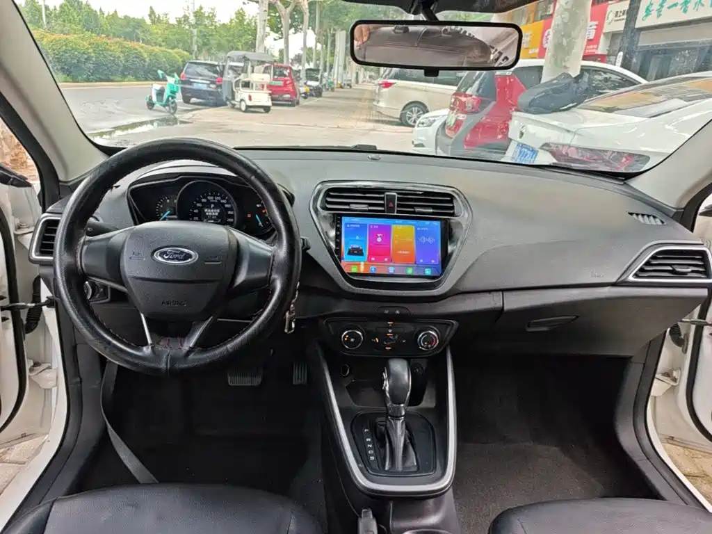 Ford Escort 2020 — фото 10