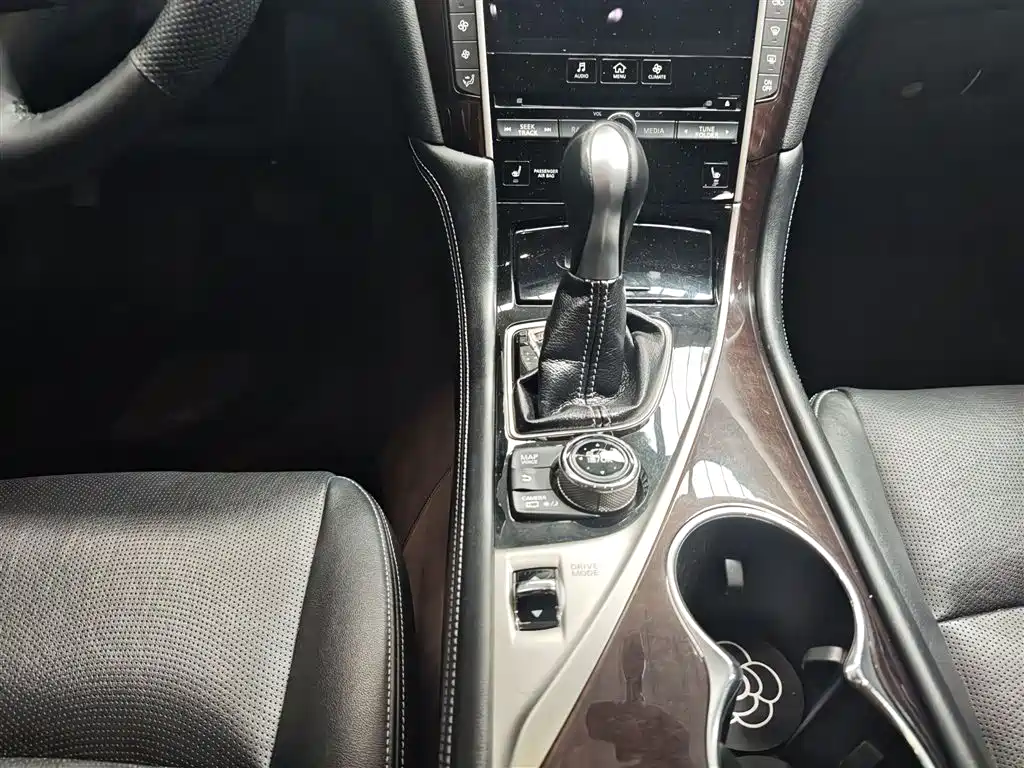 Infiniti Q50L 2017 — фото 11