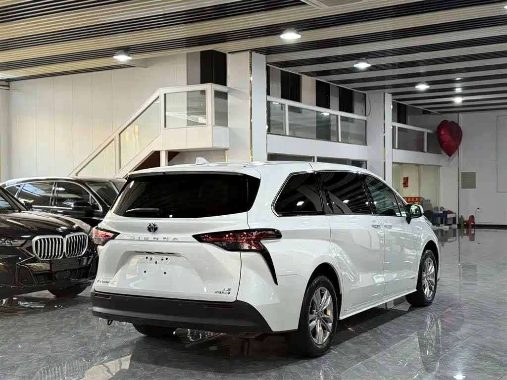 Toyota Sienna 2024 — фото 14