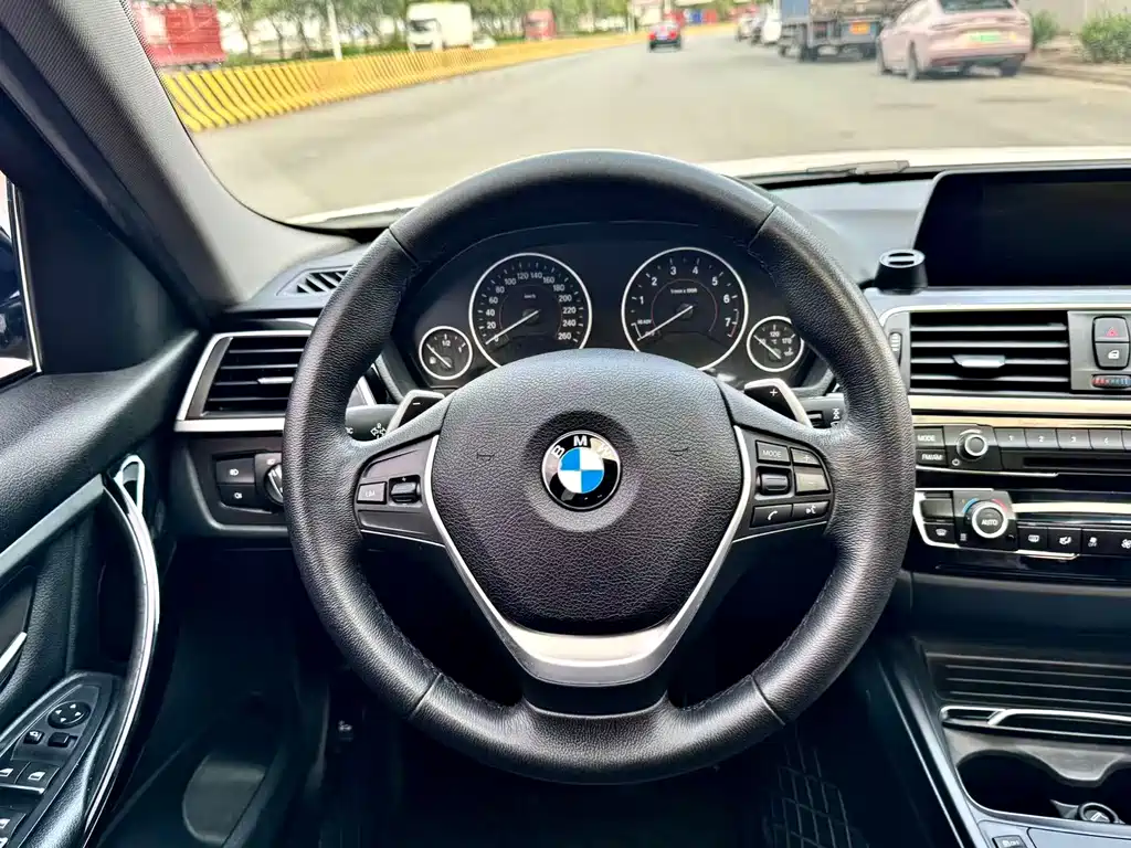 BMW 3 Series 2017 — фото 12