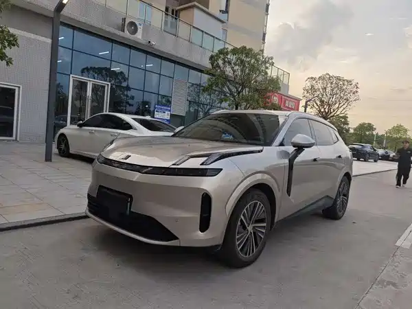 Lynk & Co 08 EM-P 2025