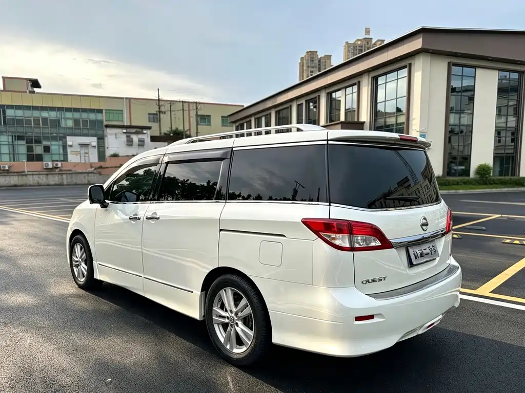 Nissan Quest 2015