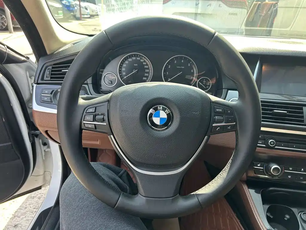 BMW 5 Series 2017 — фото 14