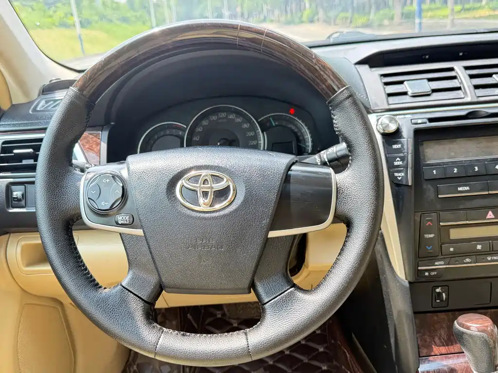 Toyota Camry 2016 — фото 12