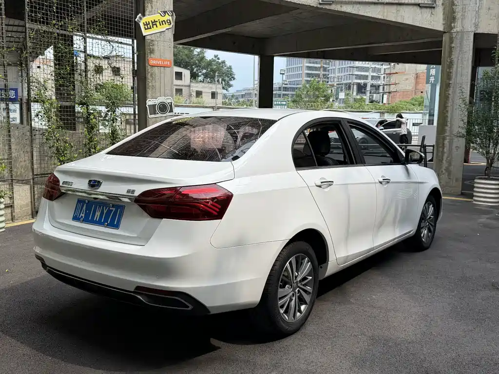 Geely Emgrand 2018 — фото 16