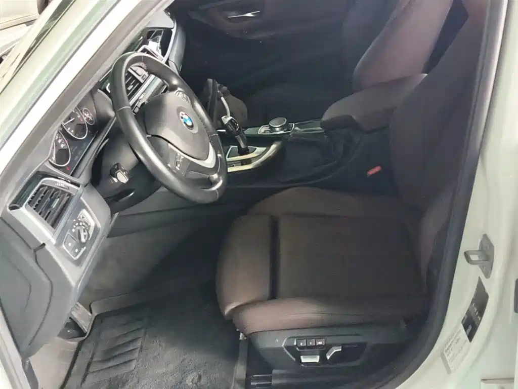 BMW 3 Series 2019 — фото 15