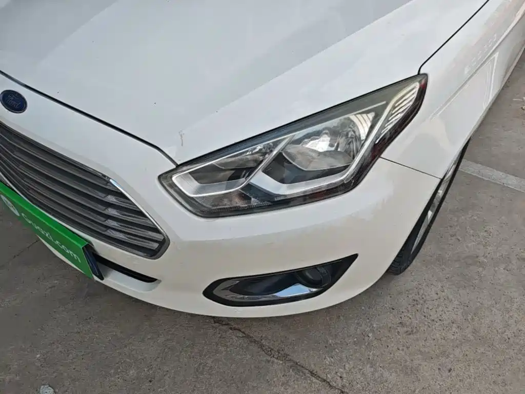 Ford Escort 2015 — фото 24