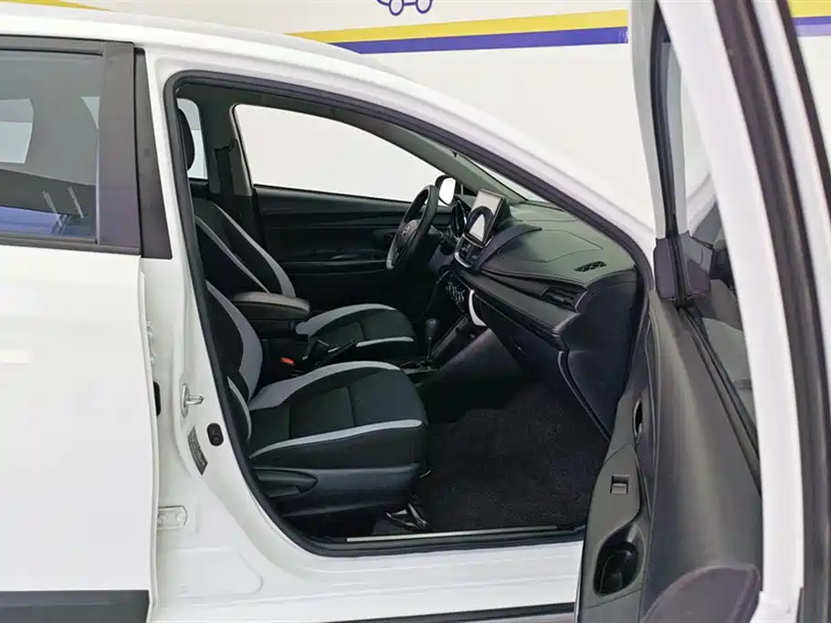 Toyota Yaris L 2020 — фото 8