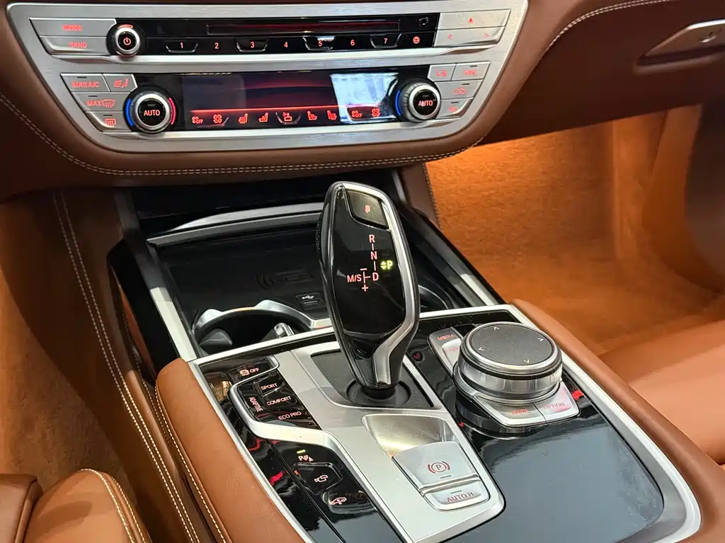BMW 7 Series 2019 — фото 9